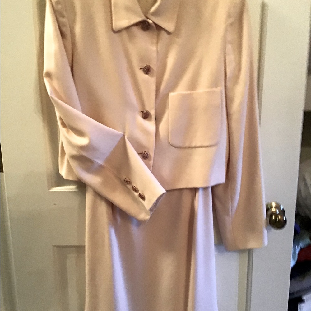 SuitLovely light peach suit with wonderful brown buttons
